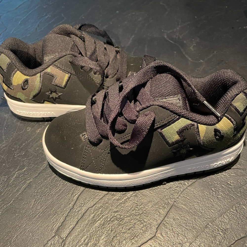 New ( worn twice) boys camp DC skateboard shoe size 1